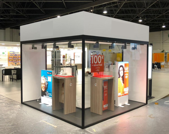 Stand d'exposition moderne avec des panneaux et des présentoirs à l'intérieur.