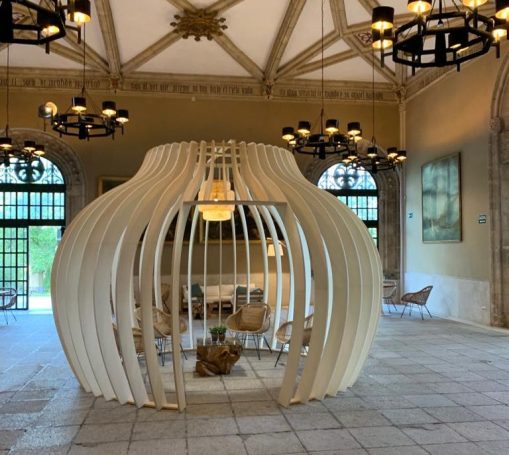 Espace intérieur en forme de dôme avec une structure design en bois 