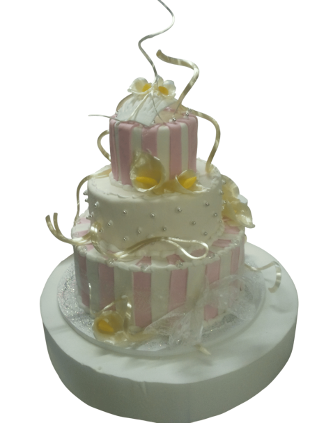 Gâteau à trois étages décoré de rayures roses et de garnitures dorées.